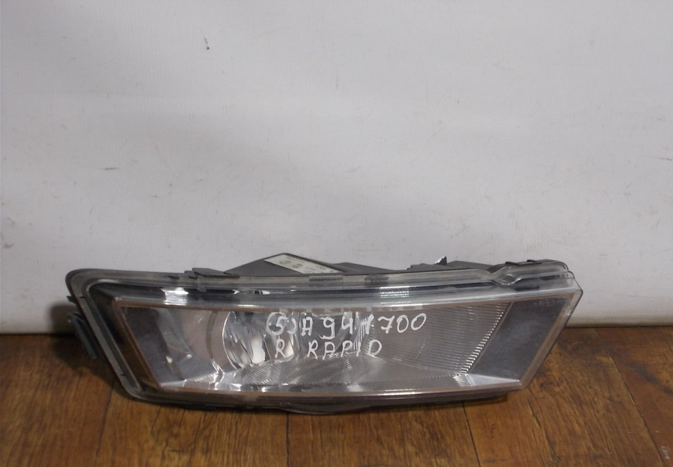 Фара противотуманная правая бу Skoda Rapid OEM 5JA941700