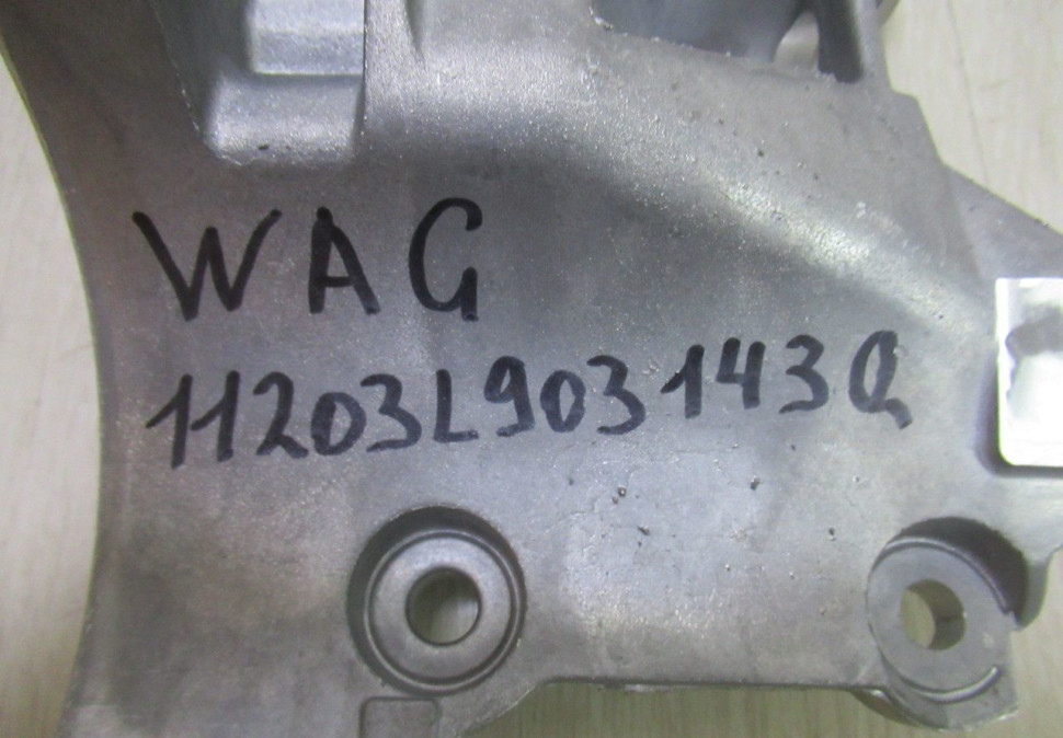 Кронштейн генератора Volkswagen Audi Skoda OEM 03L903143Q Кронштейн генератора Volkswagen Audi Skoda OEM 03L903143Q