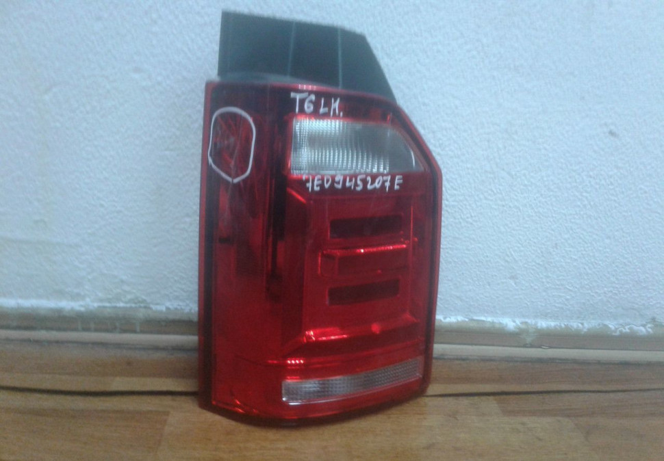 Фонарь правый Volkswagen Transporter T6 (15>) oem 7e0945208e (дырка в стекле )