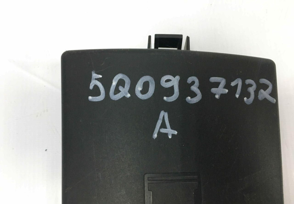 Крышка блока предохранителей Volkswagen Passat B8 2014 OEM 5Q0937132A