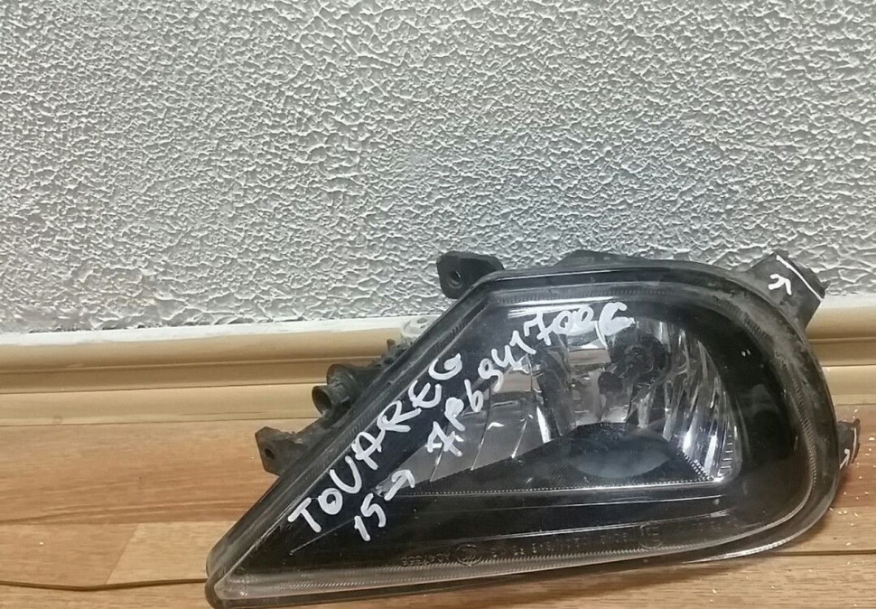 ПТФ передний правый Volkswagen Touareg 15- OEM 7P6941700G