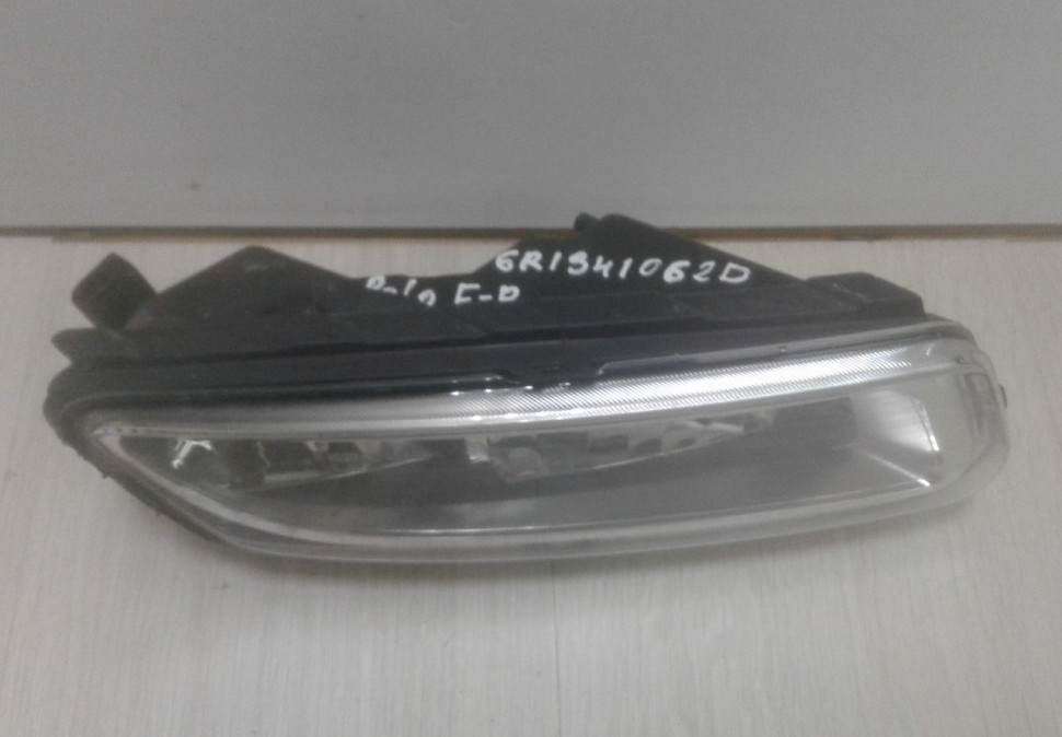 Фара птф правая Volkswagen Polo рестайл oem 6r0941062d (слом. 2 крепл.) Фара птф правая Volkswagen Polo рестайл oem 6r0941062d (слом. 2 крепл.)