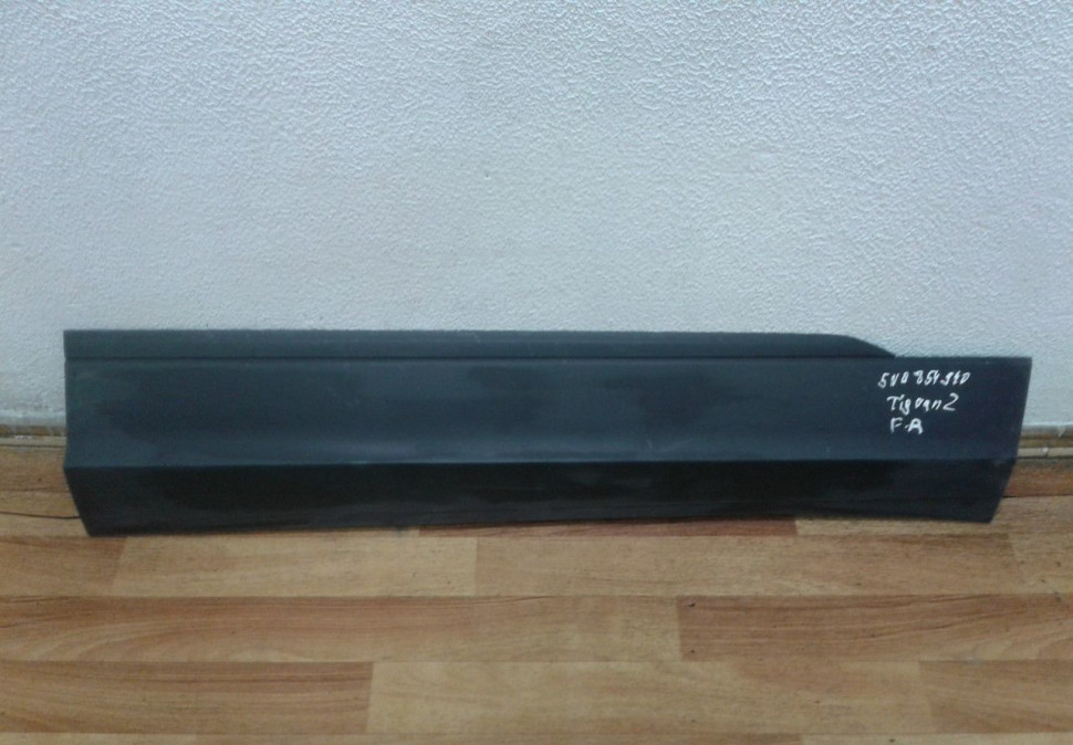Молдинг двери передний правый Volkswagen Tiguan 2 oem 5na854940