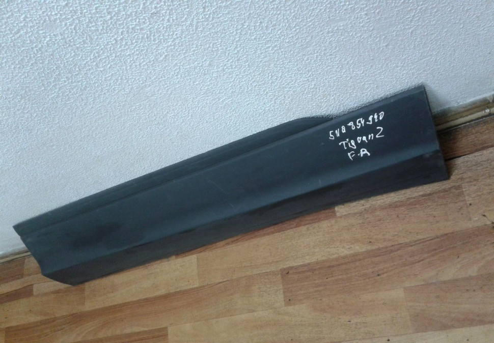 Молдинг двери передний правый Volkswagen Tiguan 2 oem 5na854940 Молдинг двери передний правый Volkswagen Tiguan 2 oem 5na854940