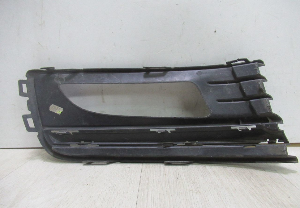 Накладка противотуманной фары (ПТФ) левая Volkswagen Polo рест oem 6RU853665F (Мал.трещ)