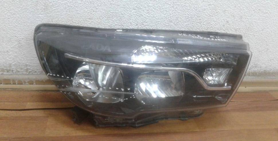 Фара правая Lada Vesta oem 8450006952 (слом. 1 крепл) (скл-3)