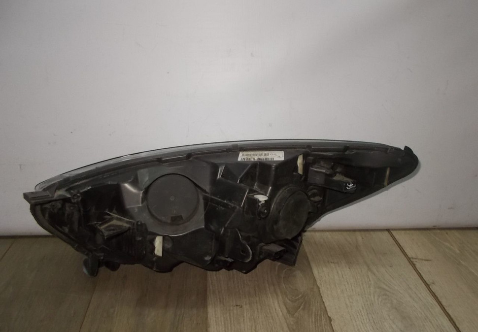 Фара правая бу Renault Kaptur OEM 260102366R Фара правая бу Renault Kaptur OEM 260102366R