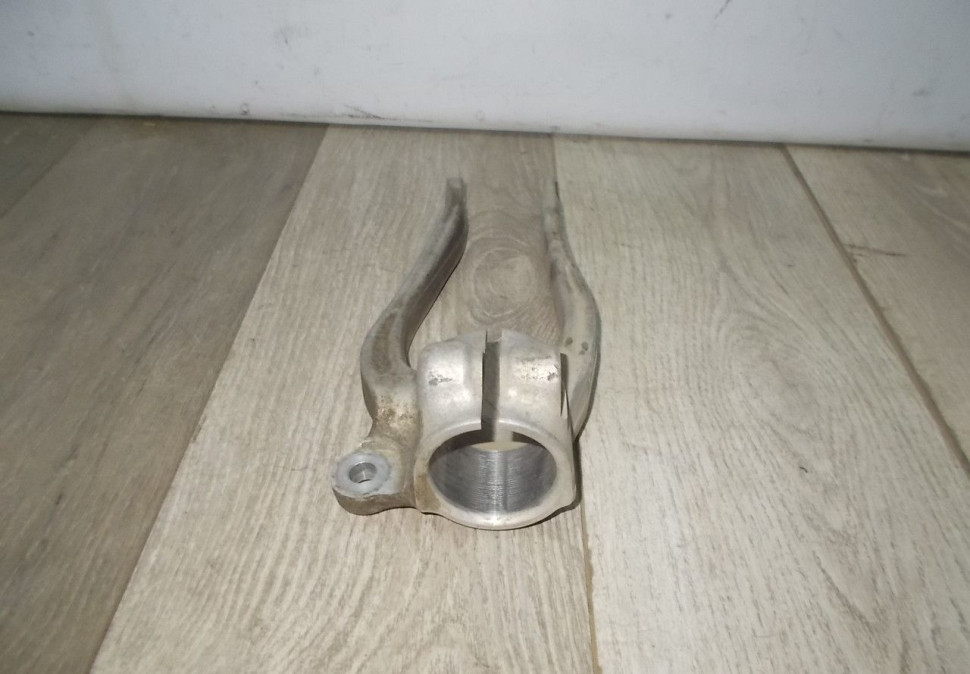 Крепление переднего правого амортизатора бу BMW 5 G30 OEM 31126865930