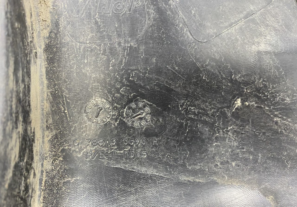 Молдинг крыла задний левый Renault Sandero 2 OEM 788A30590R