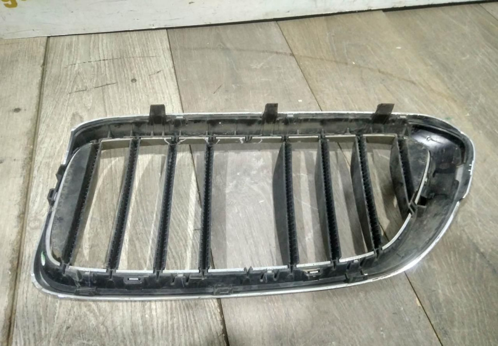 Молдинг решетки радиатора правый бу BMW 6 G32 OEM 51137412422 Молдинг решетки радиатора правый бу BMW 6 G32 OEM 51137412422