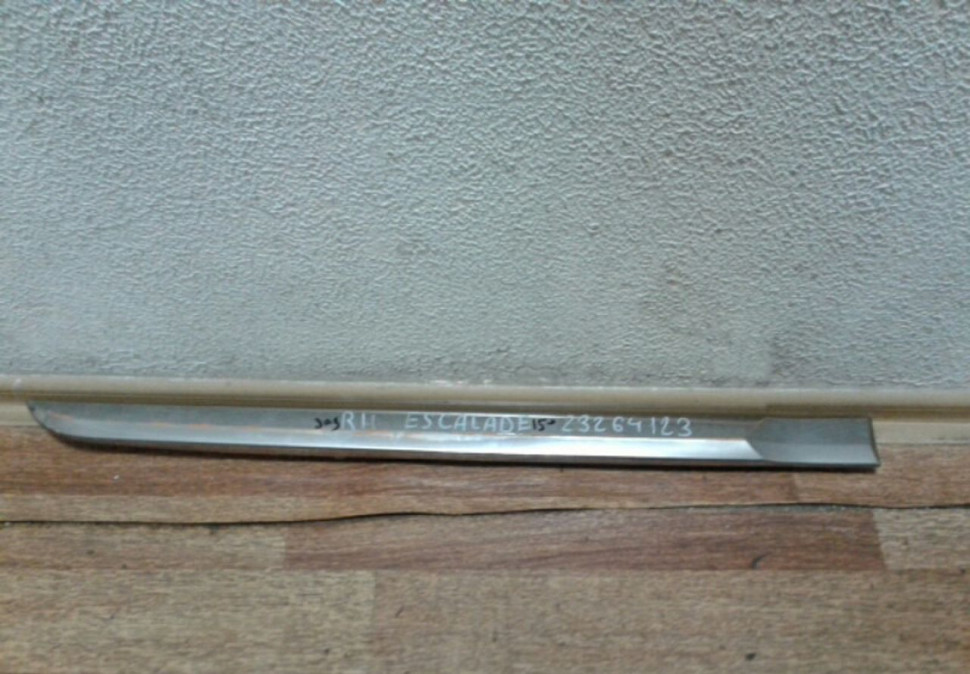 Молдинг двери задний правый Cadillac Escalade 15- Oem 23264123