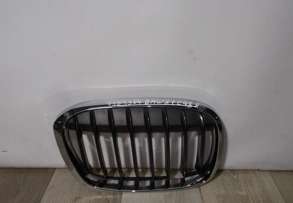 Решетка радиатора правая бу BMW X1 F48 OEM 51117383364