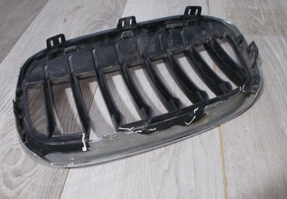 Решетка радиатора правая бу BMW X1 F48 OEM 51117383364