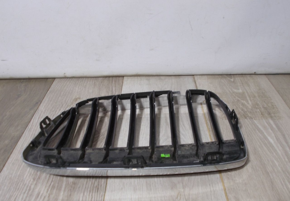 Решетка радиатора правая бу BMW X1 F48 OEM 51117383364