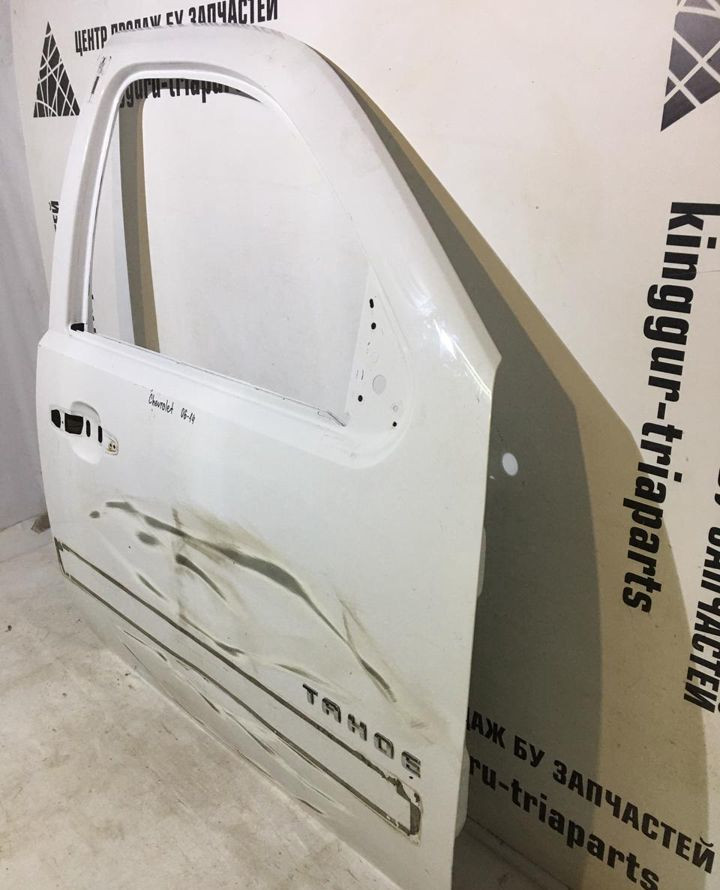 Дверь передняя правая Chevrolet Tahoe (06-14) мал. вмятина (скл-3) Дверь передняя правая Chevrolet Tahoe (06-14) мал. вмятина (скл-3)