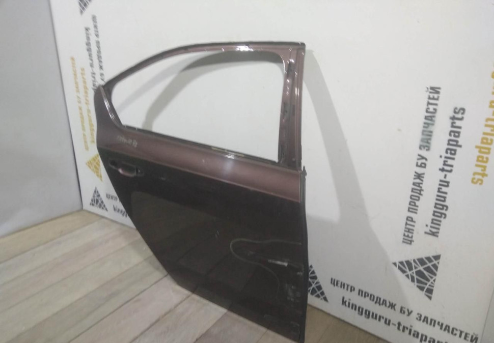 Дверь задняя правая бу Skoda Octavia A7 OEM 5E5833052A