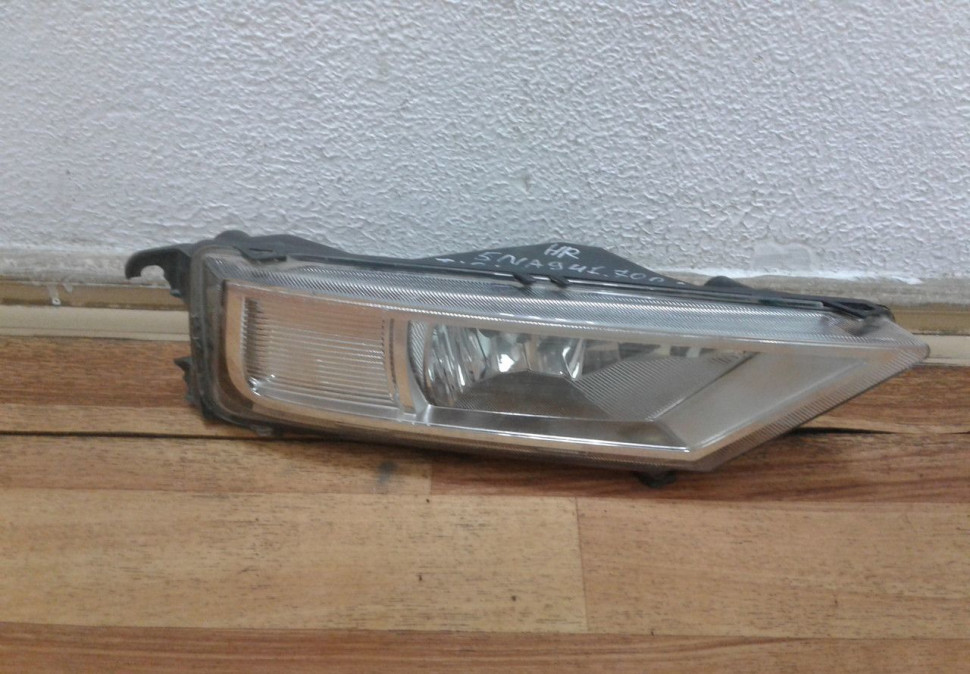 Фара Птф правая Volkswagen Tiguan 2 oem 5na941700a (слом. 2 крепл.)