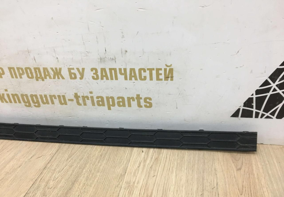 Молдинг заднего бампера Skoda Octavia A7 Scout OEM 5E9807423