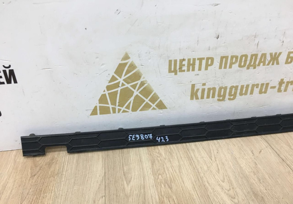 Молдинг заднего бампера Skoda Octavia A7 Scout OEM 5E9807423
