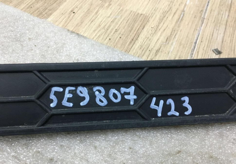 Молдинг заднего бампера Skoda Octavia A7 Scout OEM 5E9807423