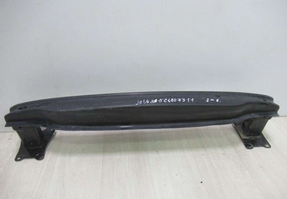 Усилитель заднего бампера Volkswagen Jetta 6 oem 5c6807311 (вмятина)