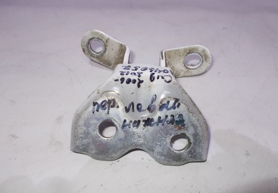 Петля двери задняя левая Kia Ceed oem A046057