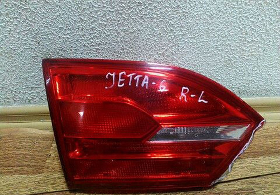 Фонарь левый внутренний Volkswagen Jetta 6 скол на стекле