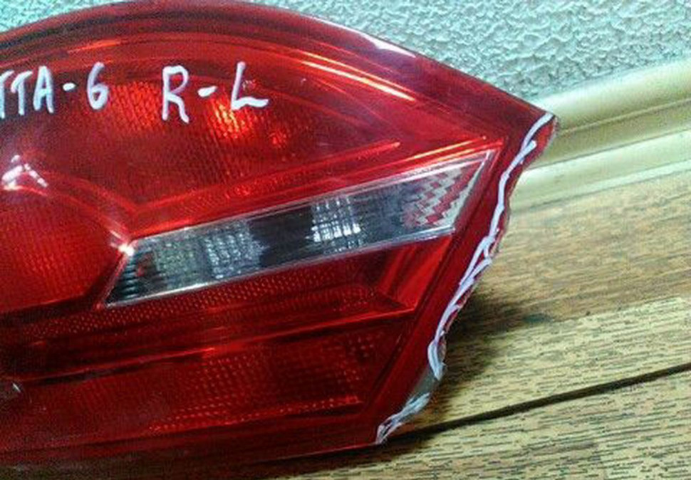 Фонарь левый внутренний Volkswagen Jetta 6 скол на стекле Фонарь левый внутренний Volkswagen Jetta 6 скол на стекле