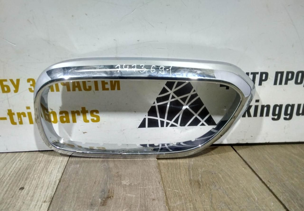 Молдинг решетки радиатора левая бу BMW 5 G30 OEM 51137473691