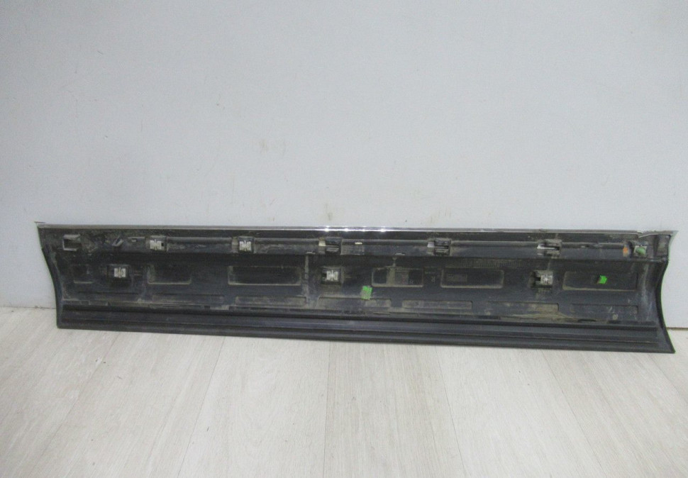 Молдинг двери передний правый Volkswagen Touareg NF oem 7p6854940n (мал.деф на хроме)