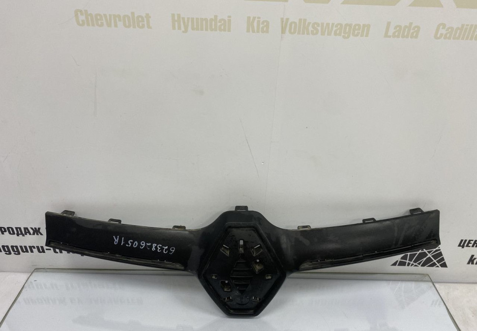 Молдинг решетки радиатора Renault Logan 2 рестайлинг OEM 623826051R