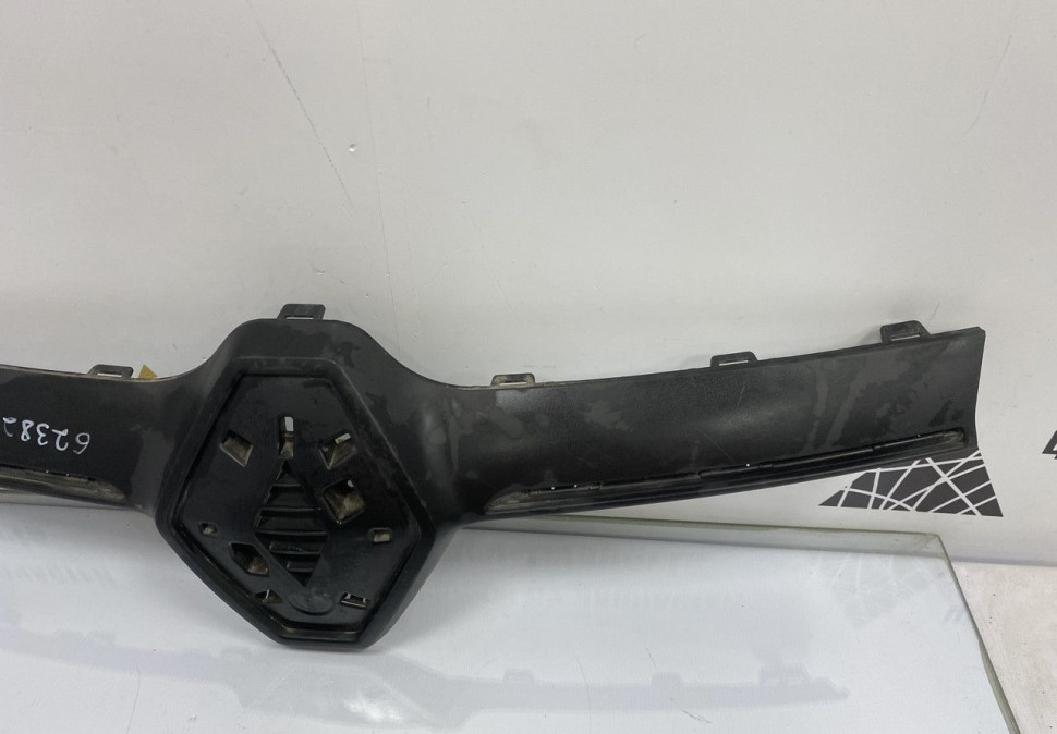 Молдинг решетки радиатора Renault Logan 2 рестайлинг OEM 623826051R Молдинг решетки радиатора Renault Logan 2 рестайлинг OEM 623826051R