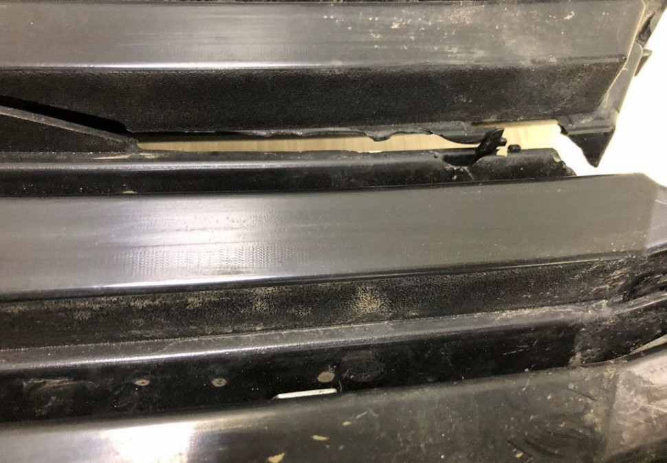 Решетка радиатора Volkswagen Passat B8 (15>) oem 3g0853653d (трещина) Решетка радиатора Volkswagen Passat B8 (15>) oem 3g0853653d (трещина)