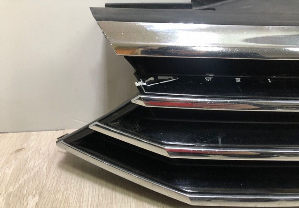 Решетка радиатора Volkswagen Passat B8 (15>) oem 3g0853653d (трещина) Решетка радиатора Volkswagen Passat B8 (15>) oem 3g0853653d (трещина)