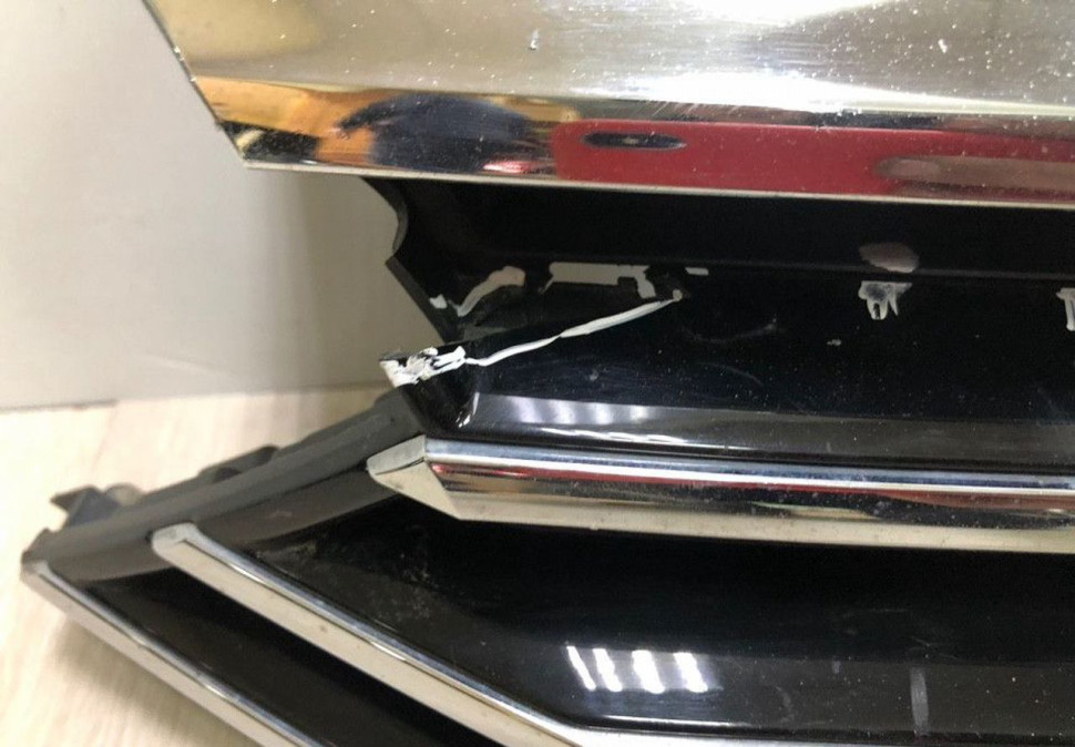 Решетка радиатора Volkswagen Passat B8 (15>) oem 3g0853653d (трещина) Решетка радиатора Volkswagen Passat B8 (15>) oem 3g0853653d (трещина)