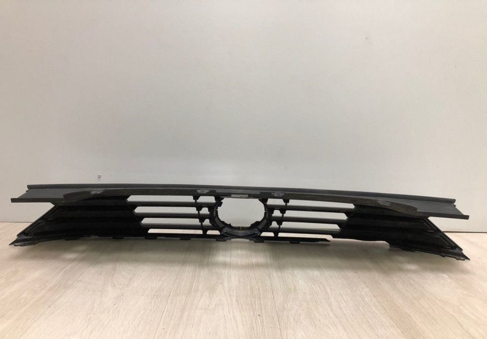 Решетка радиатора Volkswagen Passat B8 (15>) oem 3g0853653d (трещина) Решетка радиатора Volkswagen Passat B8 (15>) oem 3g0853653d (трещина)