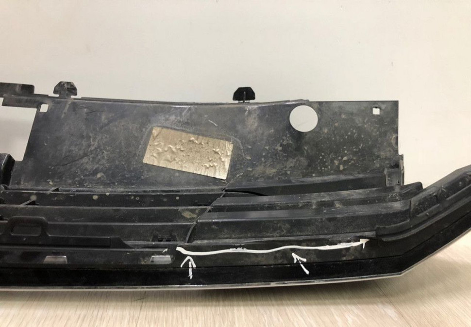 Решетка радиатора Volkswagen Passat B8 (15>) oem 3g0853653d (трещина) Решетка радиатора Volkswagen Passat B8 (15>) oem 3g0853653d (трещина)
