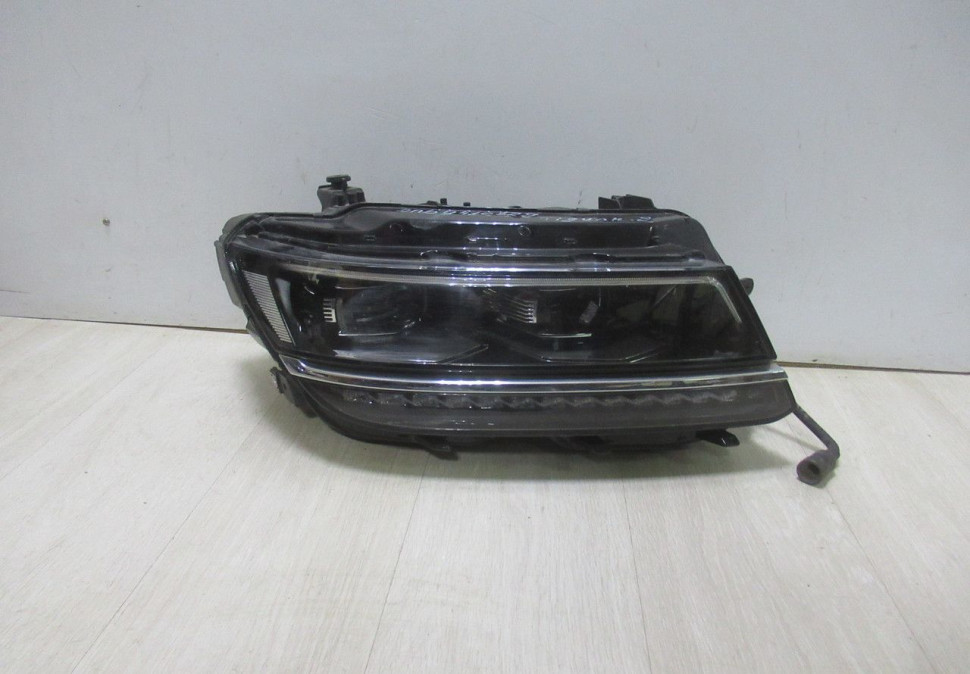 Фара правая LED Volkswagen Tiguan 2 oem 5NB941082D