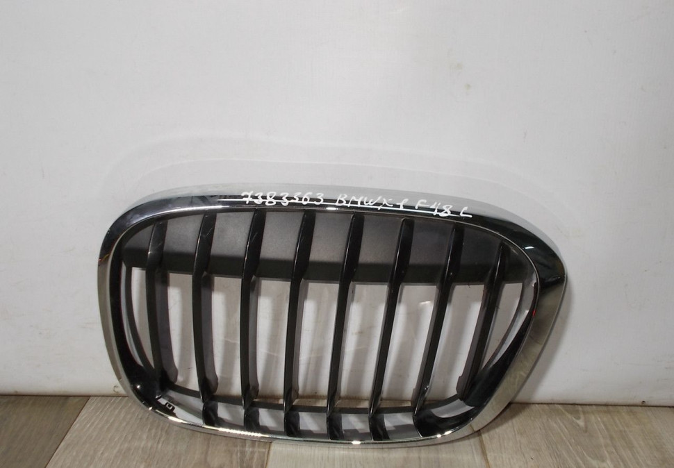 Решетка радиатора левая бу BMW X1 F48 OEM 51117383363