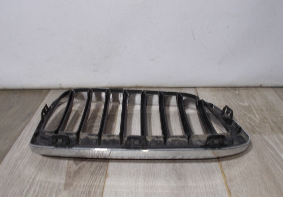 Решетка радиатора левая бу BMW X1 F48 OEM 51117383363