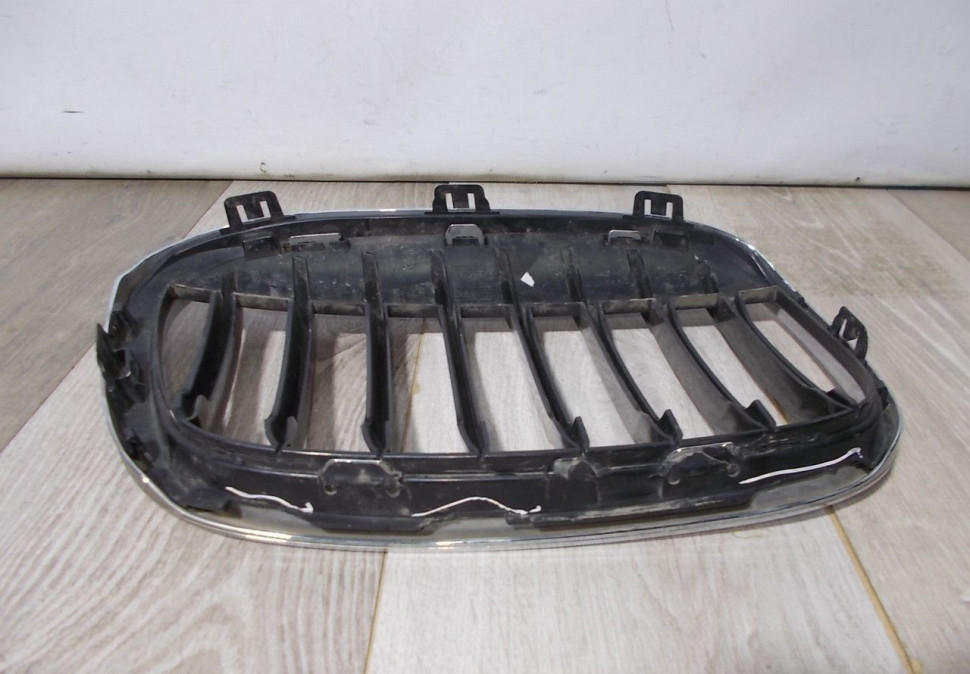Решетка радиатора левая бу BMW X1 F48 OEM 51117383363