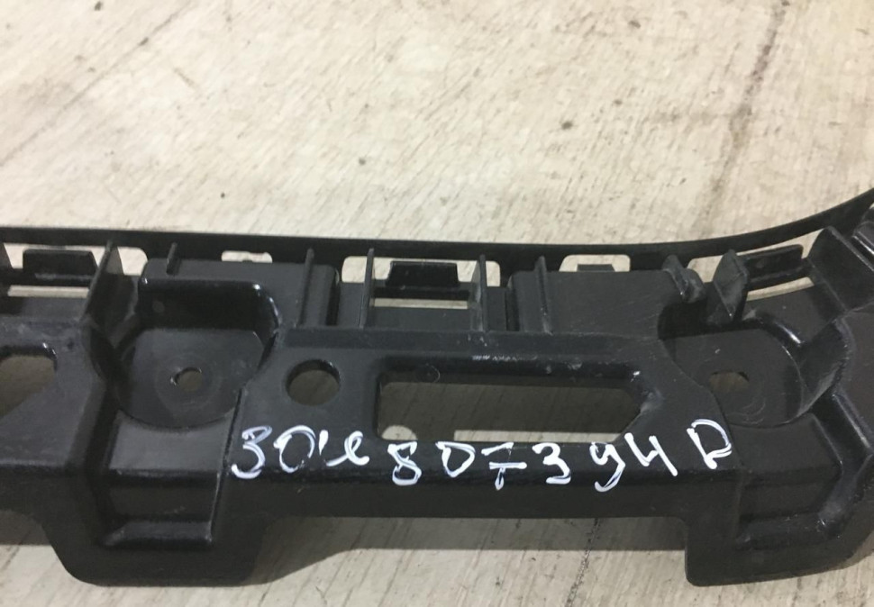 Кронштейн бампера Skoda Rapid 2 20-21oem 60U807394D