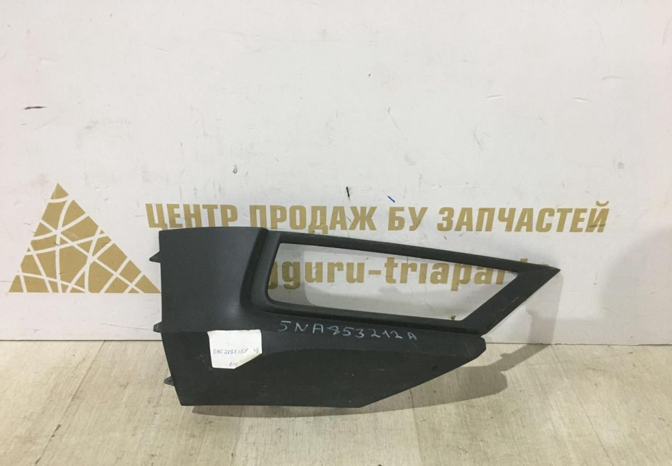 Накладка рамка ПТФ правая Volkswagen Tiguan 2 2016-2020 oem 5NA853212A