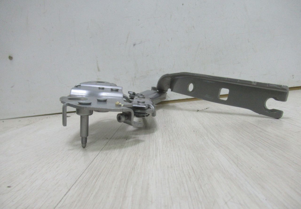 Петля капота правая Volkswagen Tiguan 2 Oem 5na823302g Петля капота правая Volkswagen Tiguan 2 Oem 5na823302g