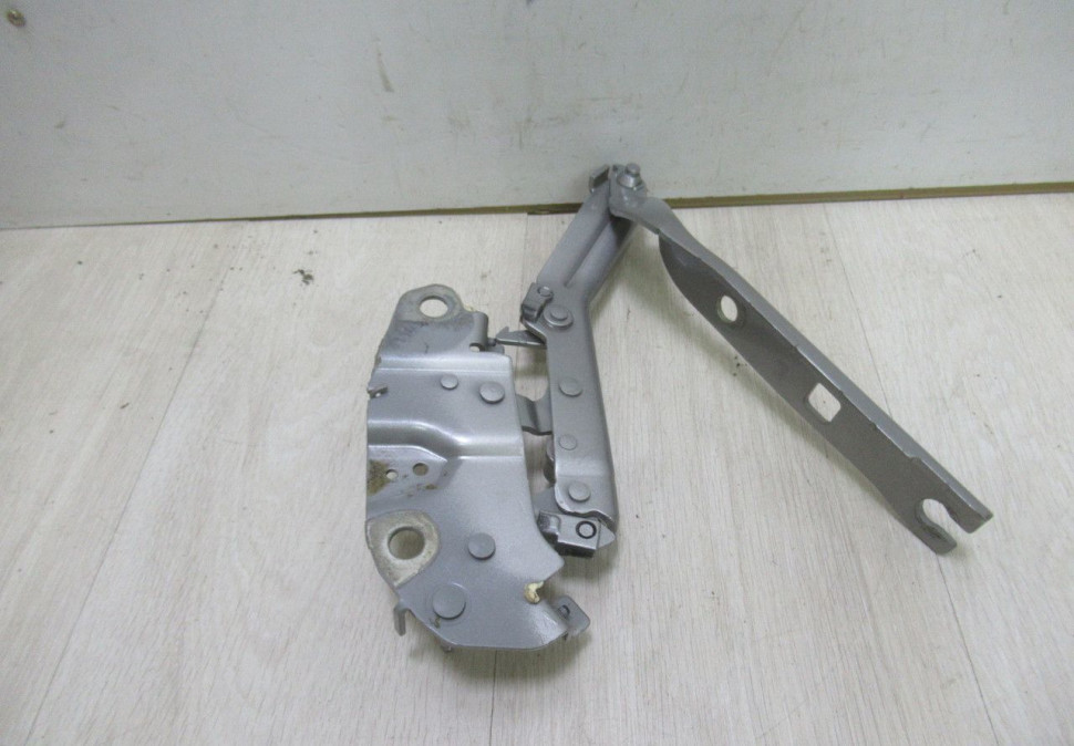 Петля капота правая Volkswagen Tiguan 2 Oem 5na823302g Петля капота правая Volkswagen Tiguan 2 Oem 5na823302g