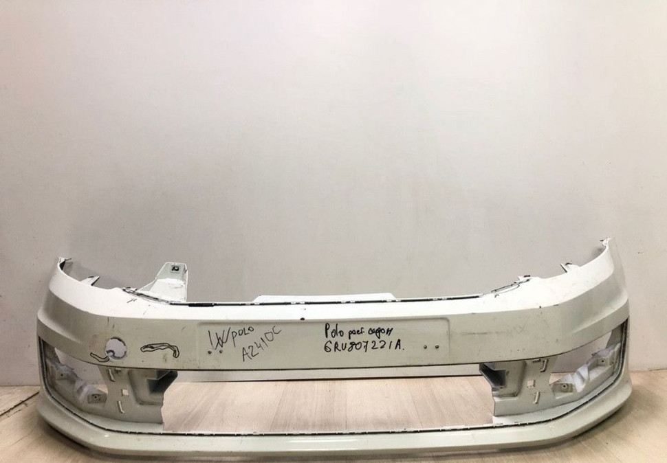 Бампер передний Volkswagen Polo седан рест oem 6RU807221A (трещины , слом.2 верх.креп.)