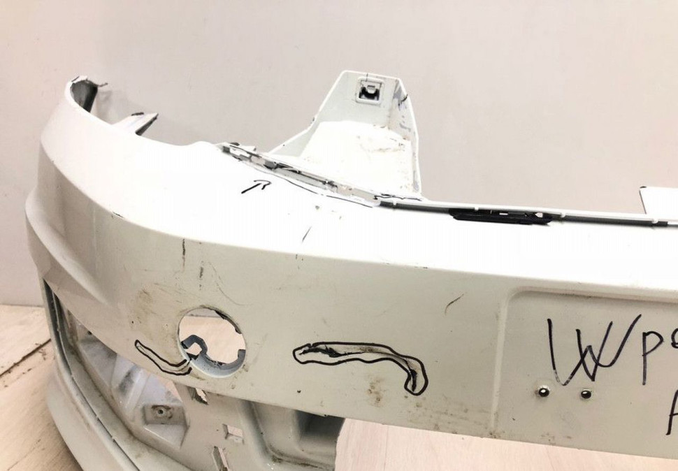 Бампер передний Volkswagen Polo седан рест oem 6RU807221A (трещины , слом.2 верх.креп.)