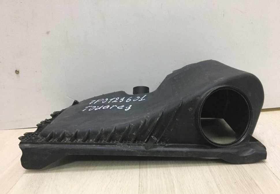 Корпус воздушного фильтра верхняя часть Volkswagen Touareg (10>) oem 7p0129601 (слом.мал.часть)