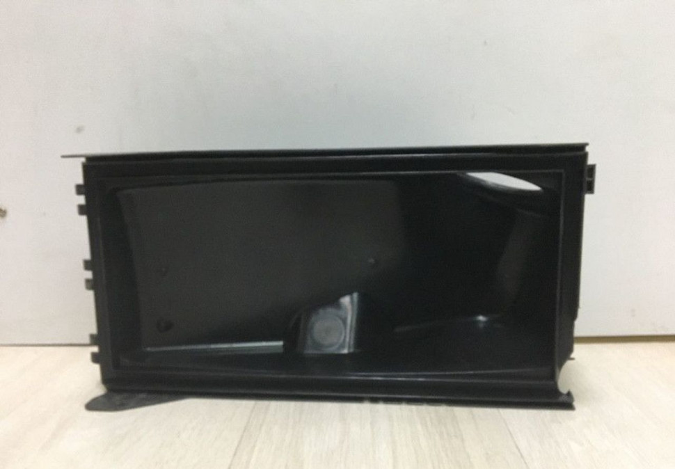 Корпус воздушного фильтра верхняя часть Volkswagen Touareg (10>) oem 7p0129601 (слом.мал.часть)