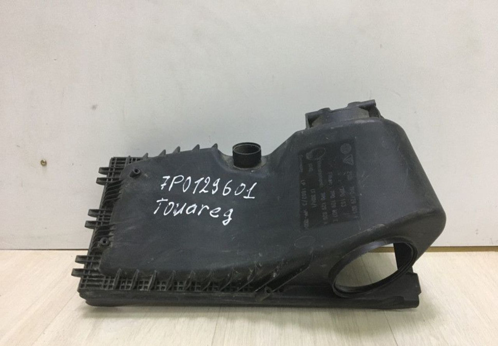 Корпус воздушного фильтра верхняя часть Volkswagen Touareg (10>) oem 7p0129601 (слом.мал.часть)